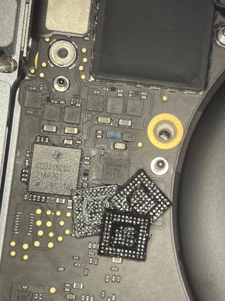 Płyta główna MacBooka Pro 13 A1989 z wymienionym kontrolerem CD3215