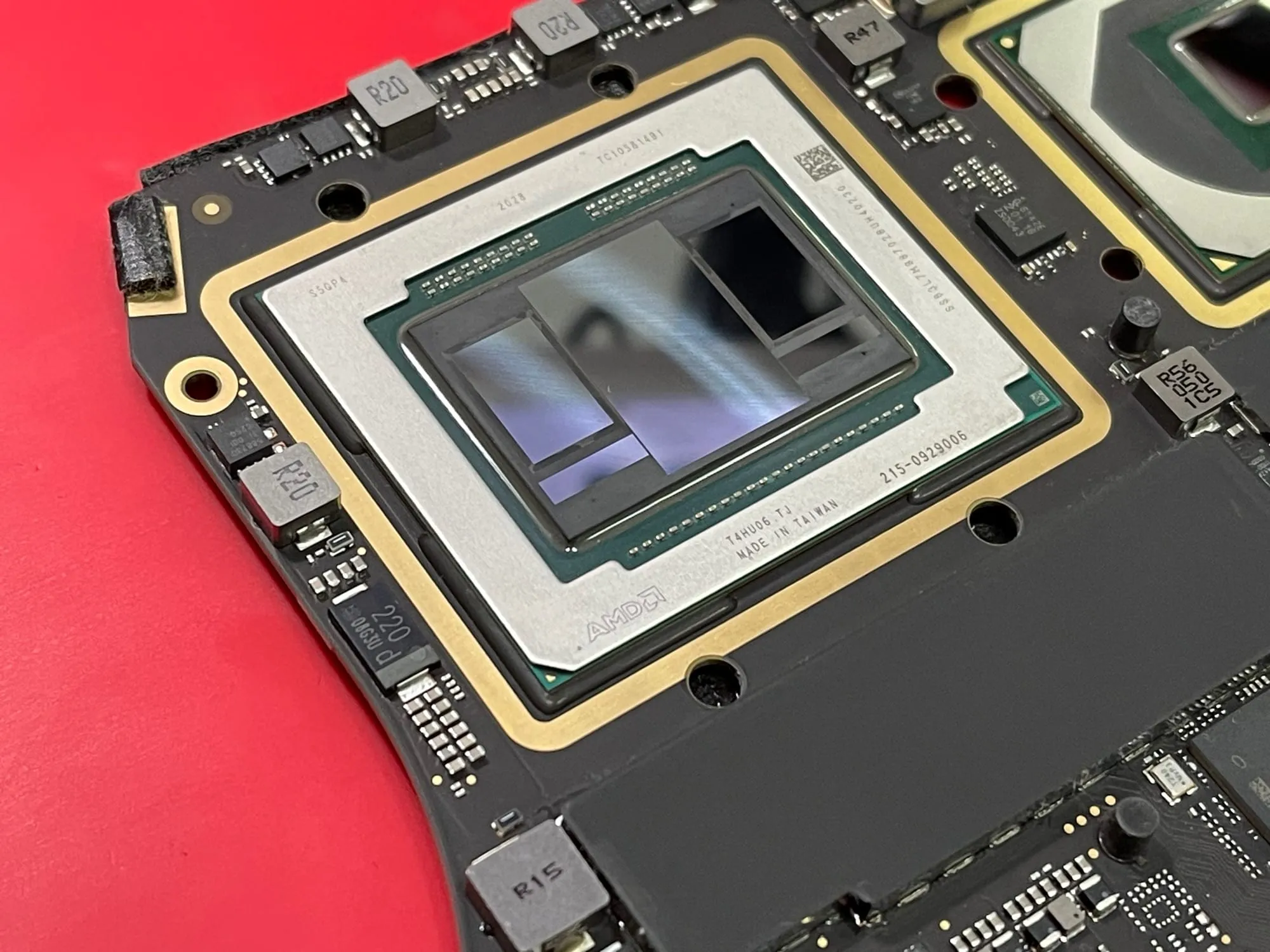 Rdzeń karty graficznej Radeon Pro 5600M na płycie głównej MacBook Pro 16