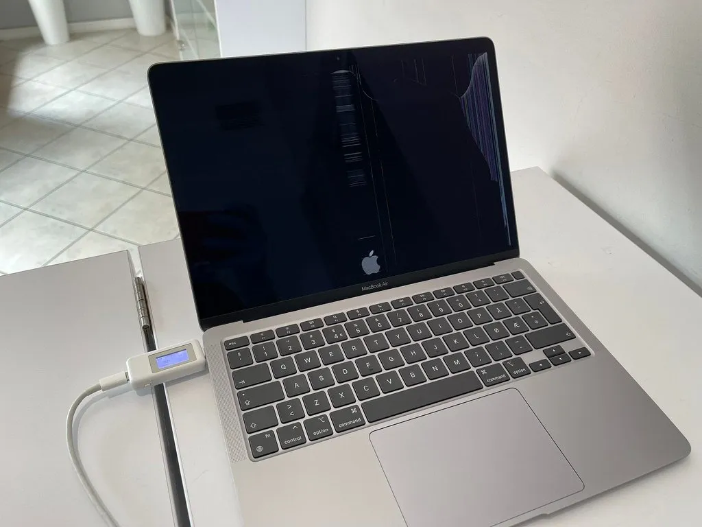 MacBook Air M1 A2337 z ciemnym ekranem przed wymianą matrycy