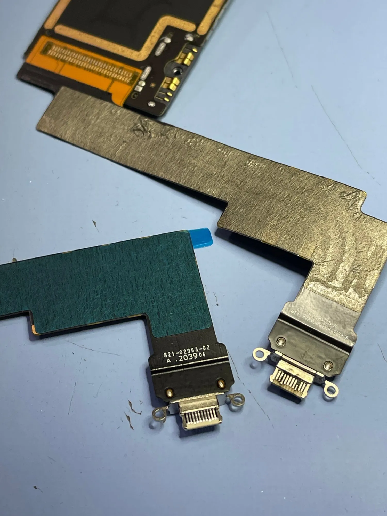 Stare i nowe złącze ładowania USB-C iPada Air 5