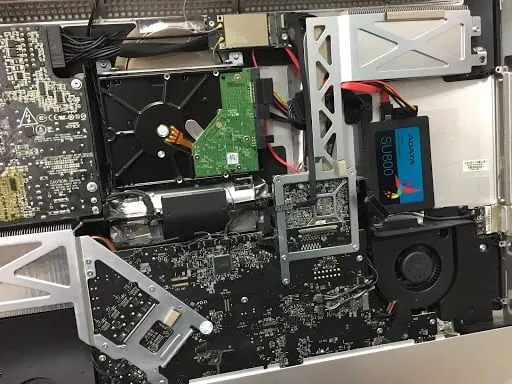 Wnętrze iMaca z dyskiem HDD i dodatkowym SSD