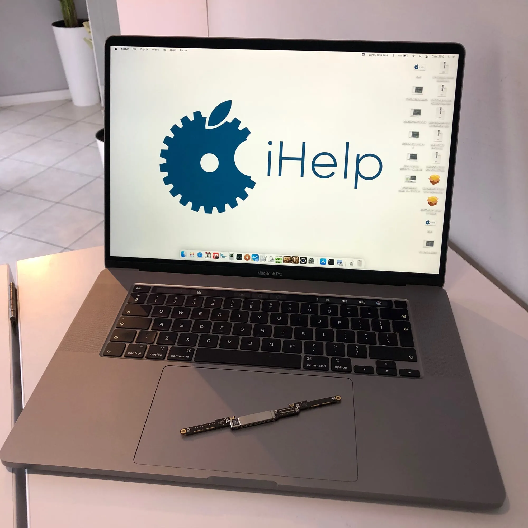 MacBook Pro 16 A2141 po naprawie matrycy