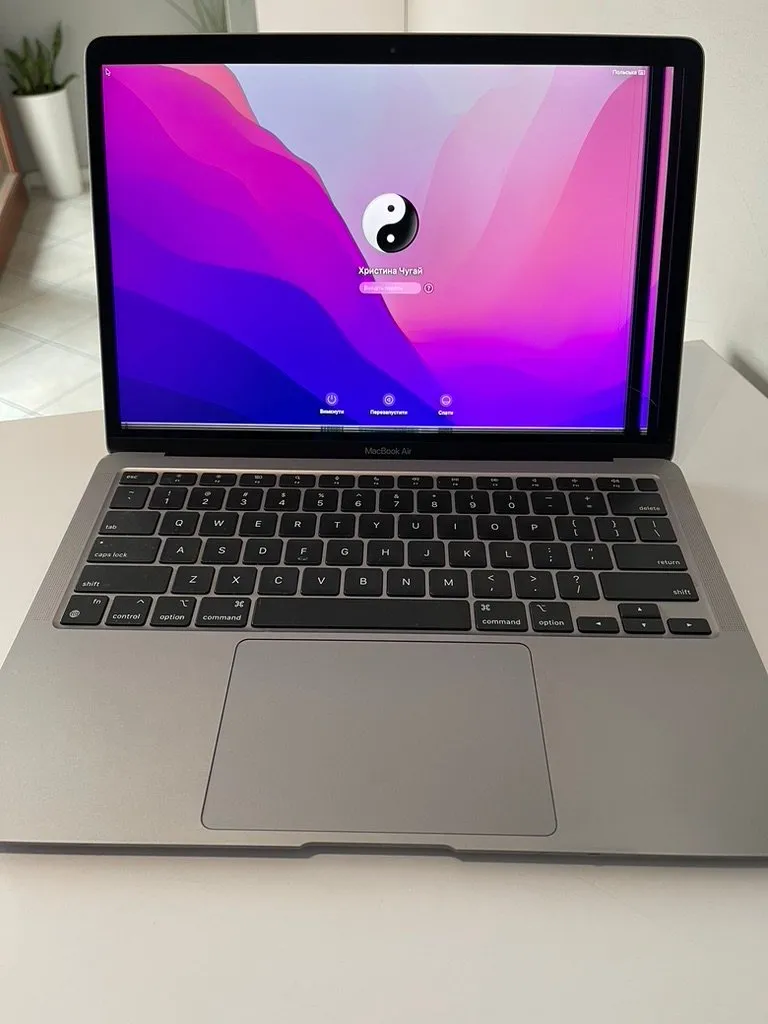 Pęknięty róg matrycy MacBooka Air M1 A2337 z fioletowymi pasami