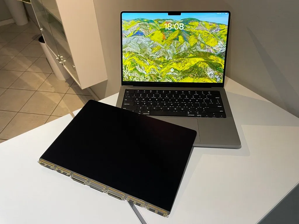 MacBook Pro 14 A2442 po wymianie pękniętej matrycy, nowy panel obok