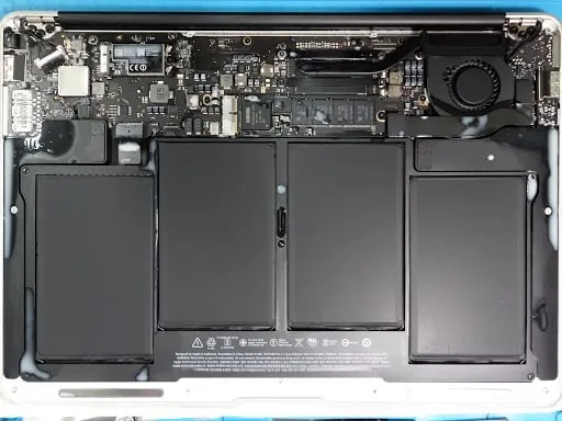 Wnętrze zalanego MacBooka po otwarciu