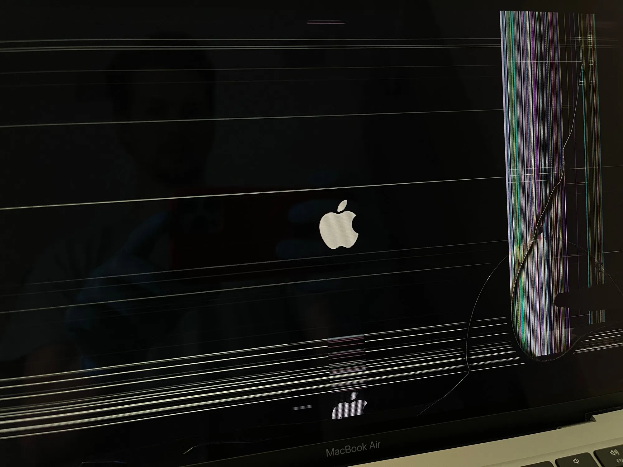 Zbita matryca MacBook Air M1 A2337 — pęknięcie i pasy na ekranie
