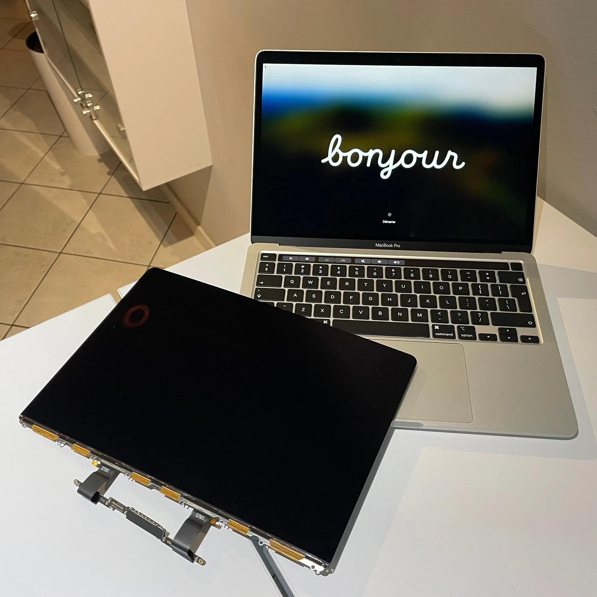 MacBook Pro 13 A2338 po wymianie matrycy, stary panel obok