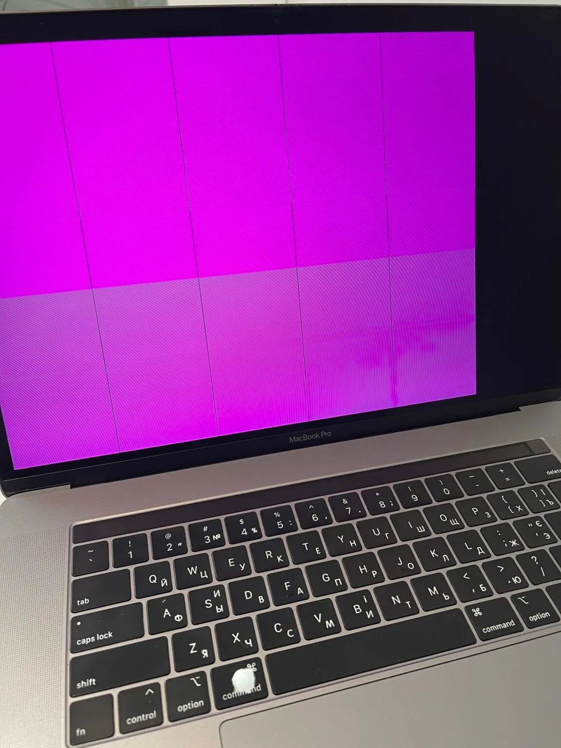 MacBook Pro 15 A1990 z fioletowym obrazem na ekranie