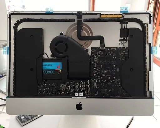 Otwarty iMac z nowym dyskiem SSD