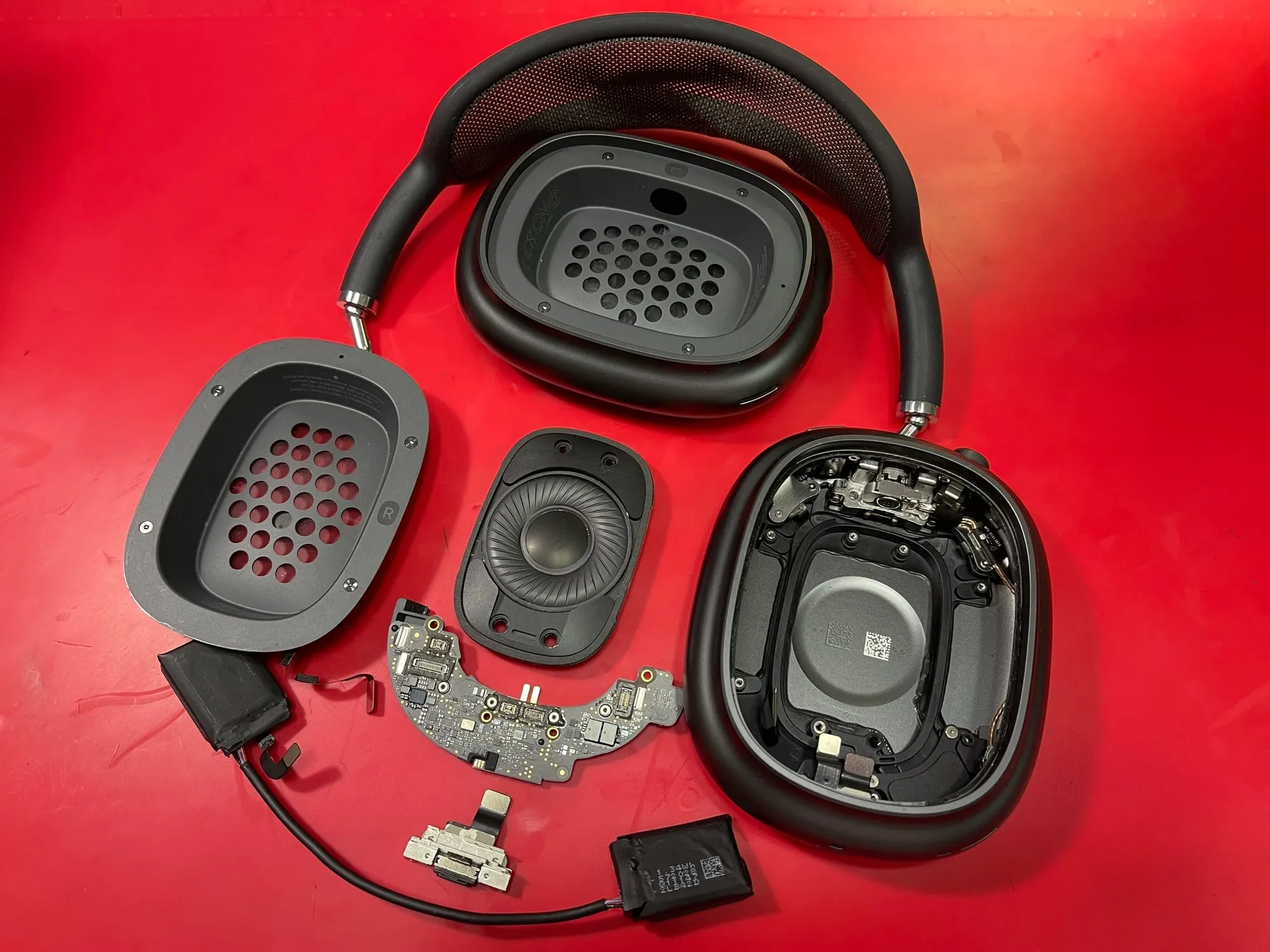 Rozebrane słuchawki AirPods Max podczas naprawy