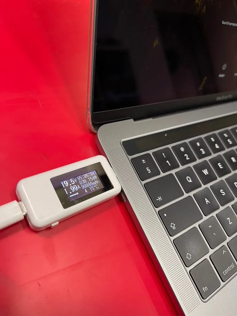 MacBook Pro 13 A2159 podłączony do testera USB-C podczas diagnozy
