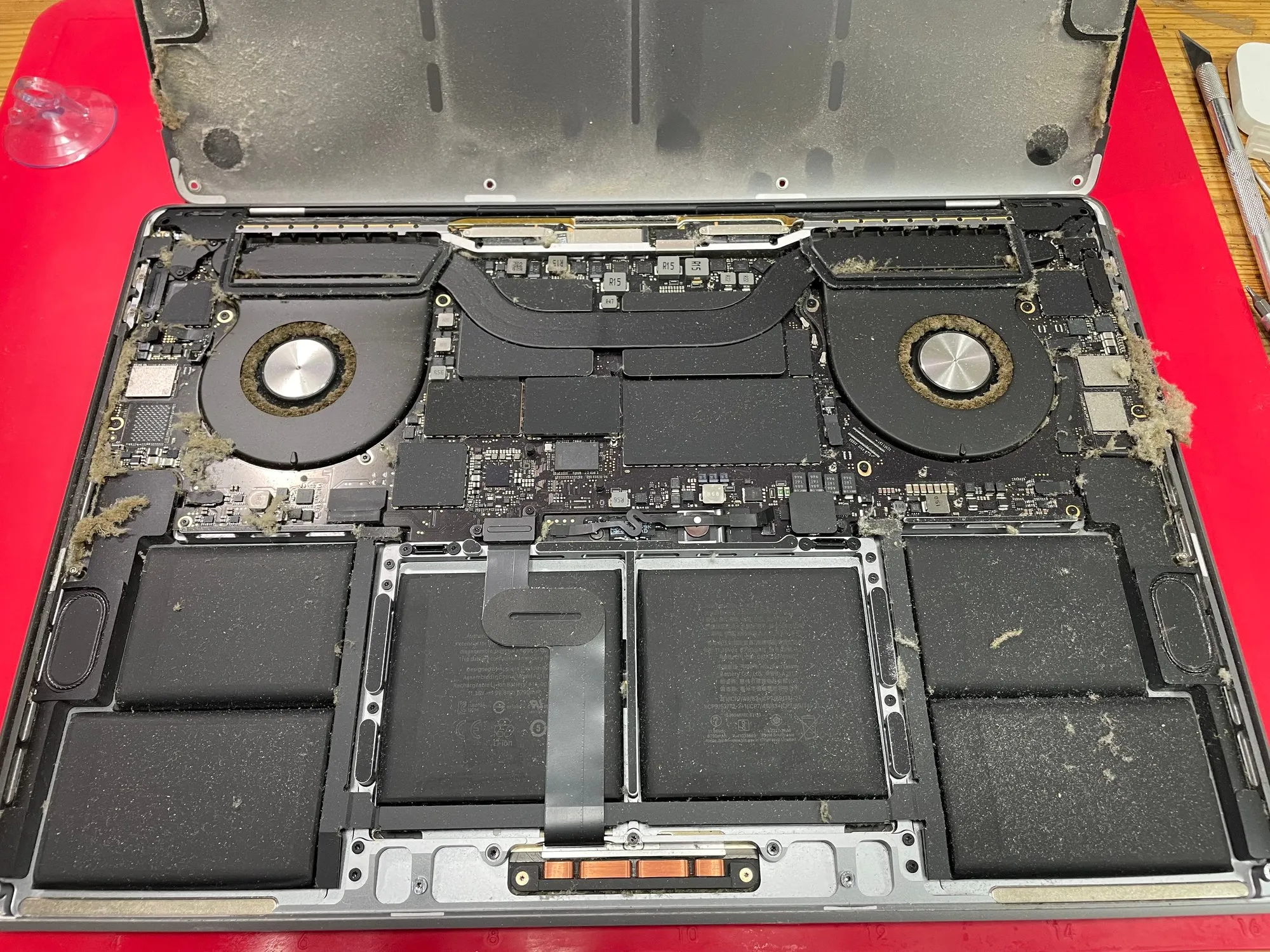 Bardzo zabrudzone wnętrze MacBooka Pro 16 A2141