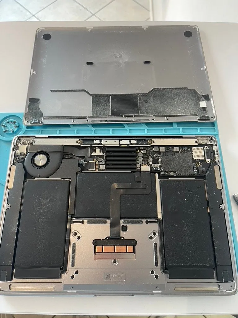 Wgniecenie w ogniwie baterii MacBooka Air A1932