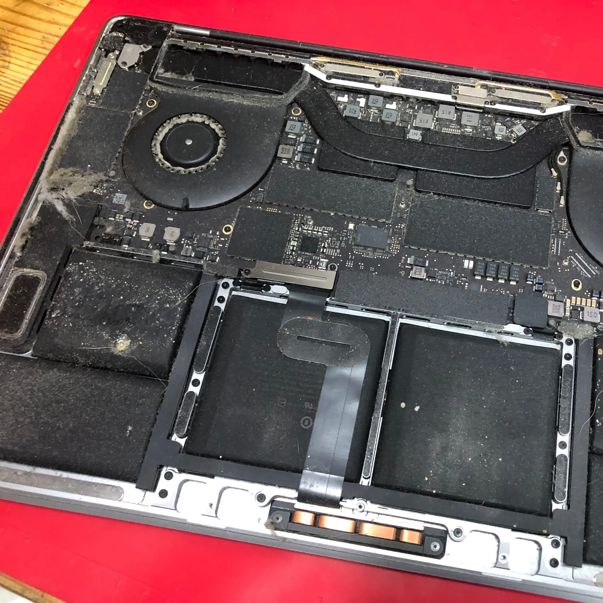 Wnętrze MacBook Pro 15 A1990 z zakurzonym układem chłodzenia