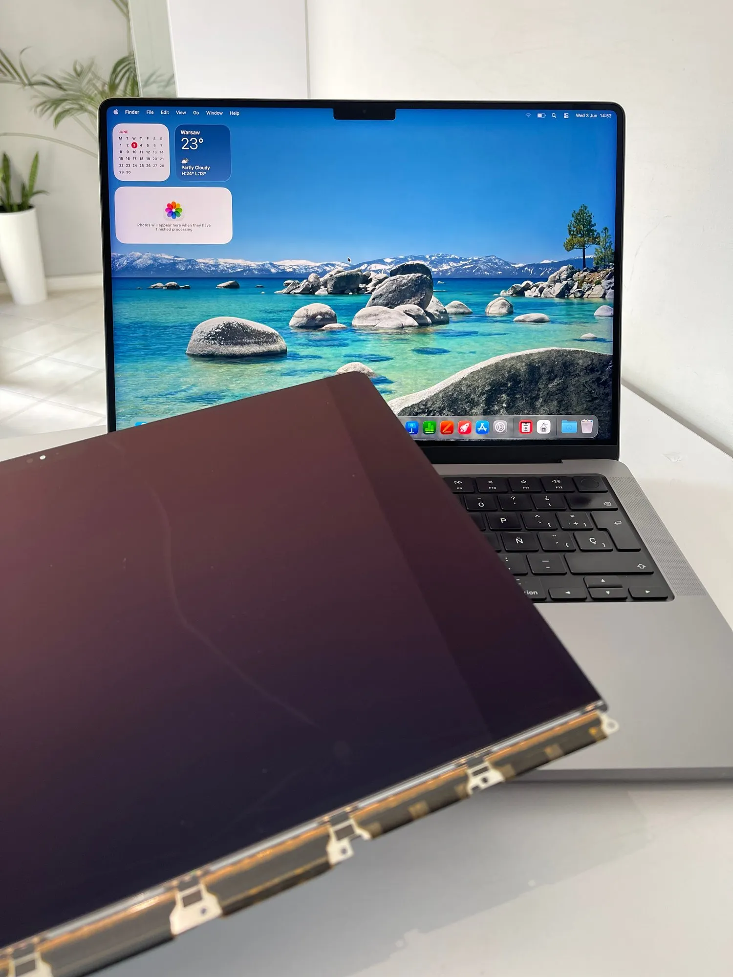 MacBook Pro 14 A2442 po wymianie matrycy, stary panel na pierwszym planie