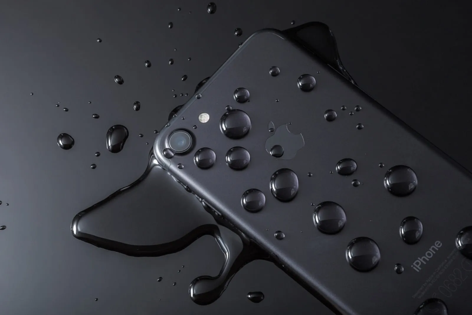 Telefon wpadający do wody