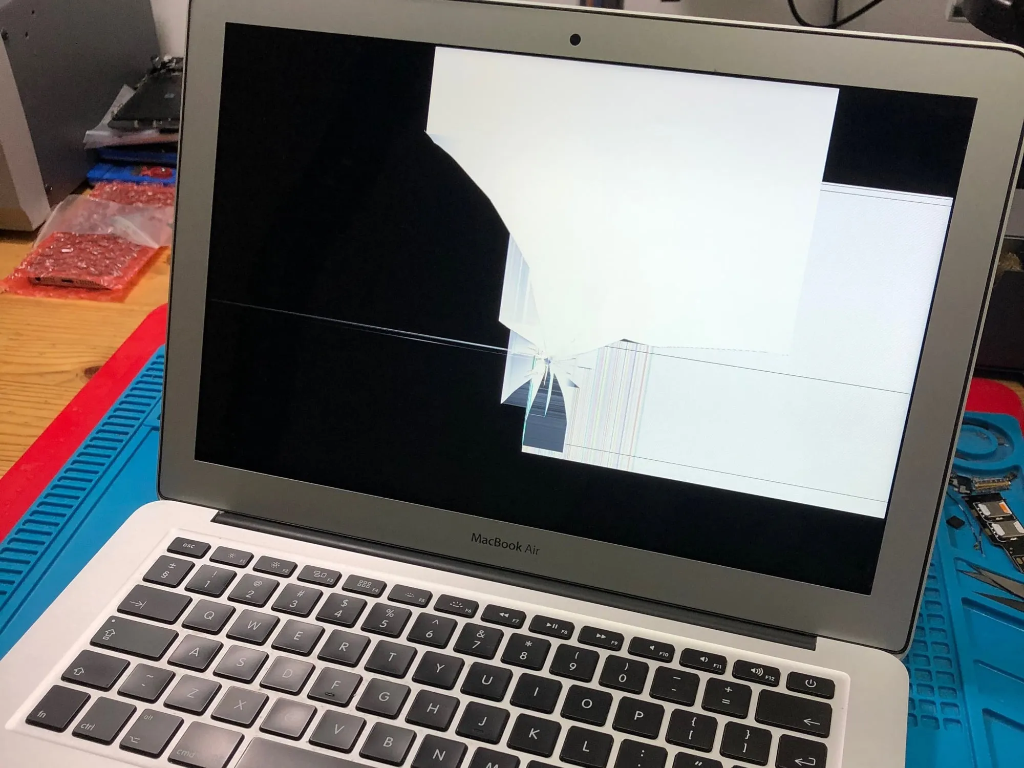 MacBook Air ze zbitą matrycą