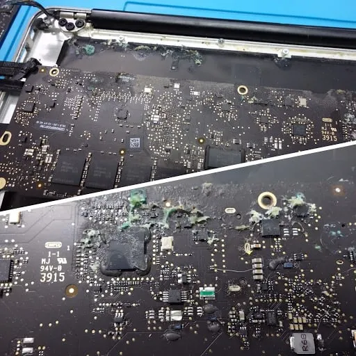 Płyta główna MacBook Air z zaschniętą kawą i korozją