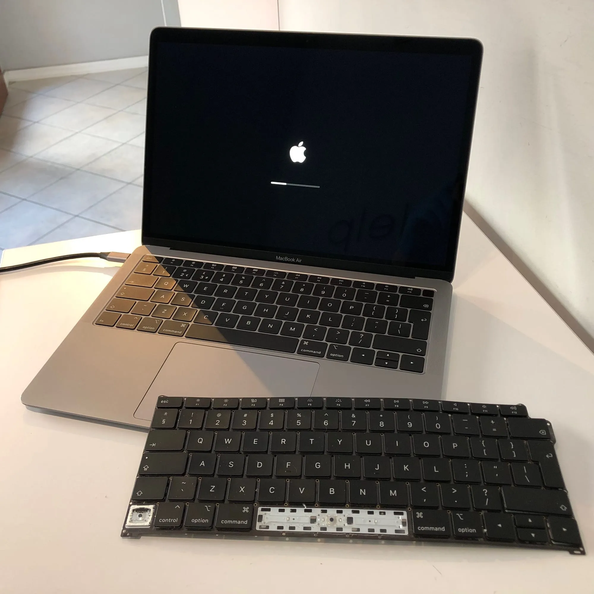 MacBook Air 13 A1932 i wymontowana klawiatura
