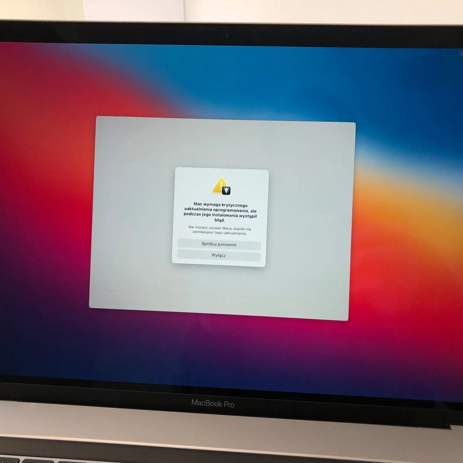 MacBook Pro 15 z komunikatem o krytycznej aktualizacji