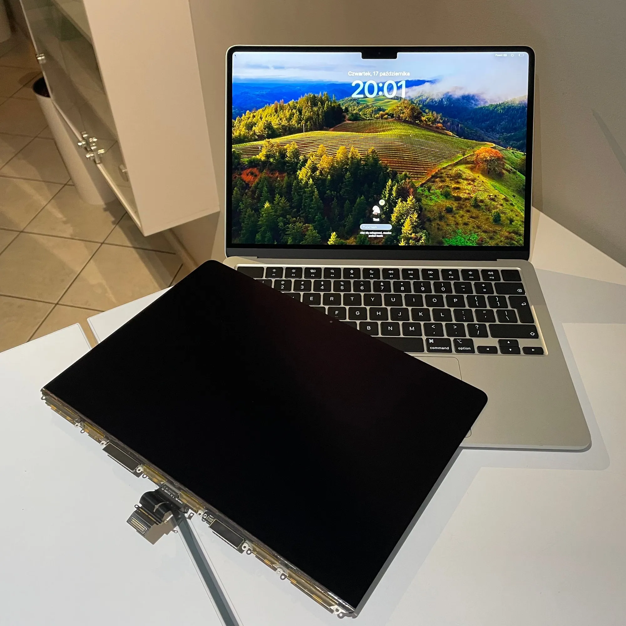 MacBook Air M2 A2681 po wymianie matrycy, stary panel obok
