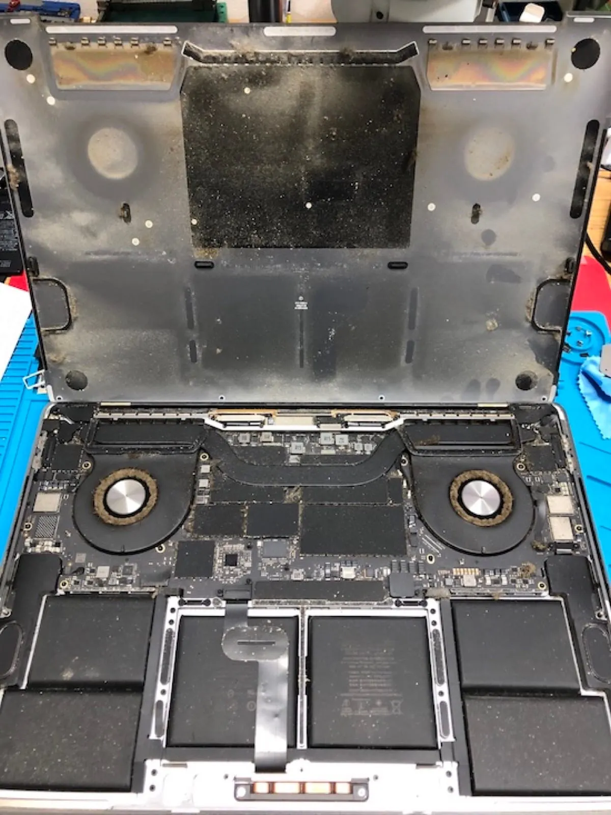 MacBook klienta przed czyszczeniem układu chłodzenia