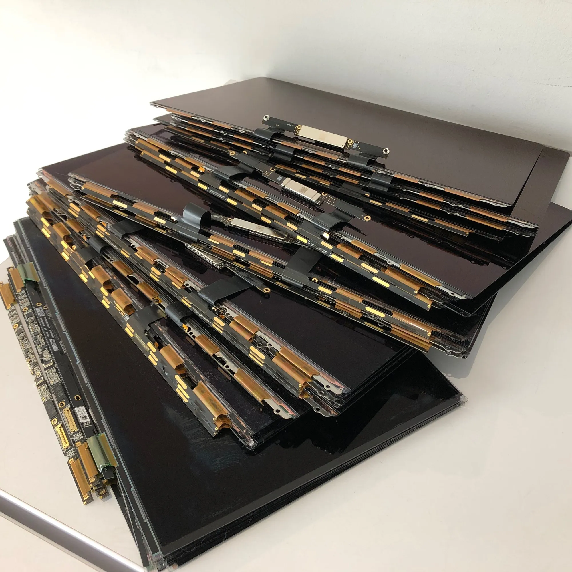 Stos nowych paneli matryc do MacBooków